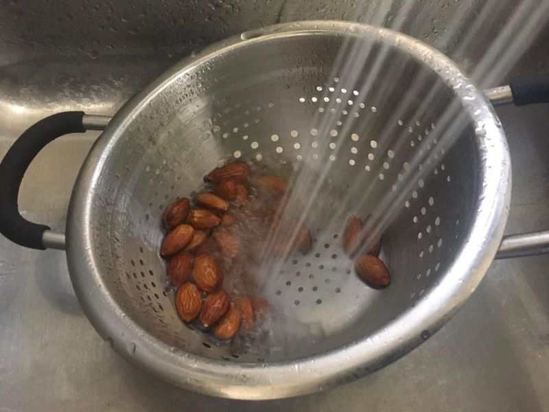 Cách bóc vỏ lụa hạt hạnh nhân cực nhanh, giữ trọn dinh dưỡng